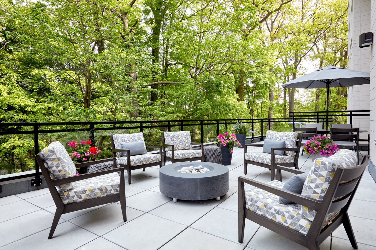 Outdoor patio at Edgewater Senior Living
